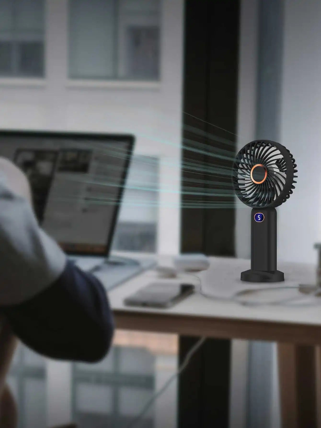 Ventilatore portatile ricaricabile tramite USB, mini ventilatore con display digitale e regolazione a 5 velocità, ideale per viaggi, attività all'aperto, ufficio e casa